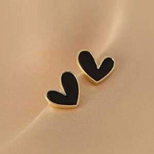 Black heart stud earrings